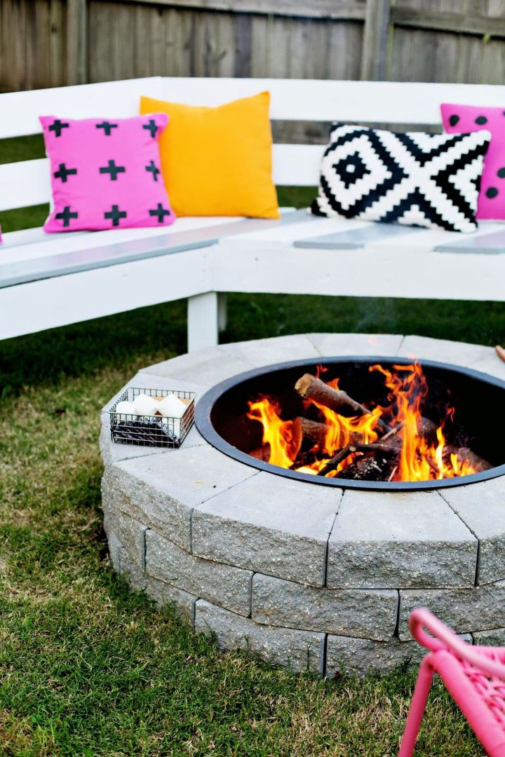 30 Fire Pit Ideas That Are Under The Budget  Backyard patio, Backyard fire,  Fire pit backyard