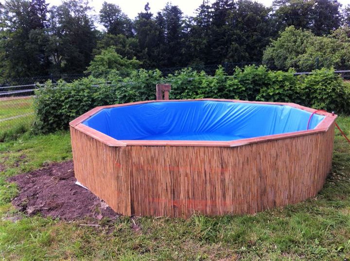 Patio Pool Out of Pallets