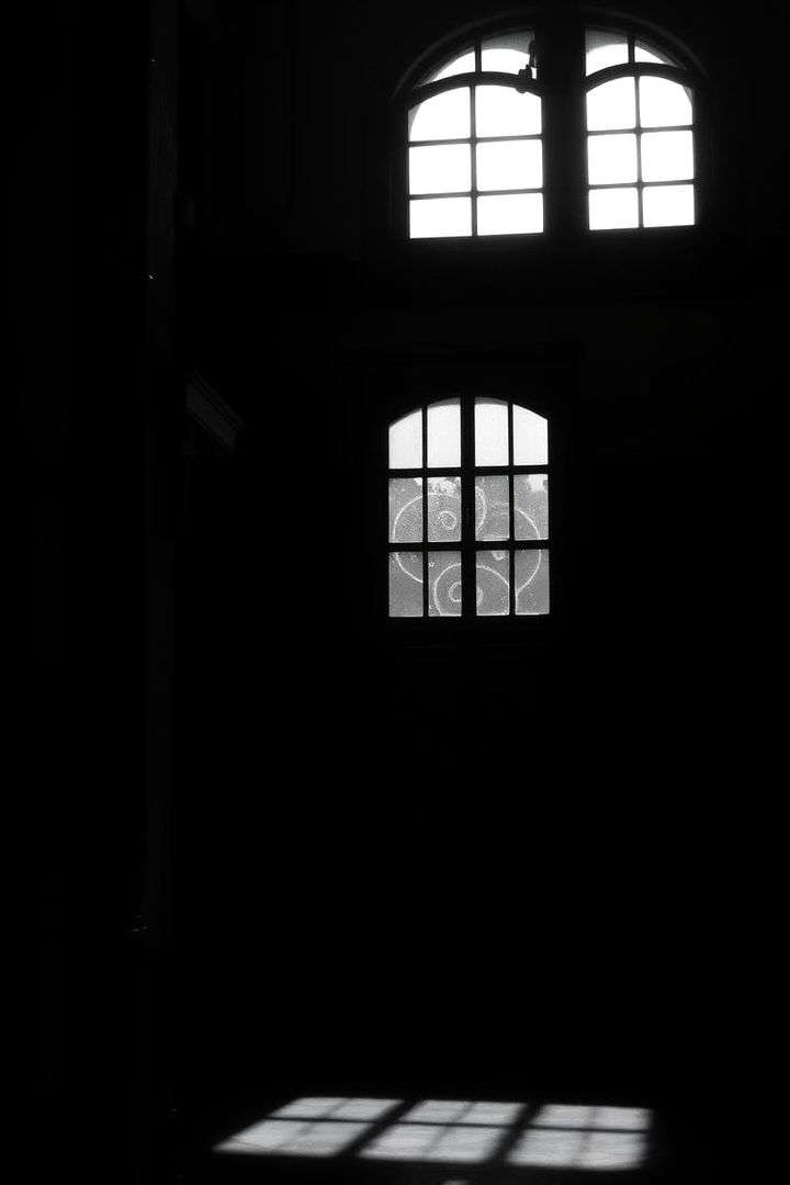 Sinister Silhouette Shadows - 22 Vampire Bedroom Ideas