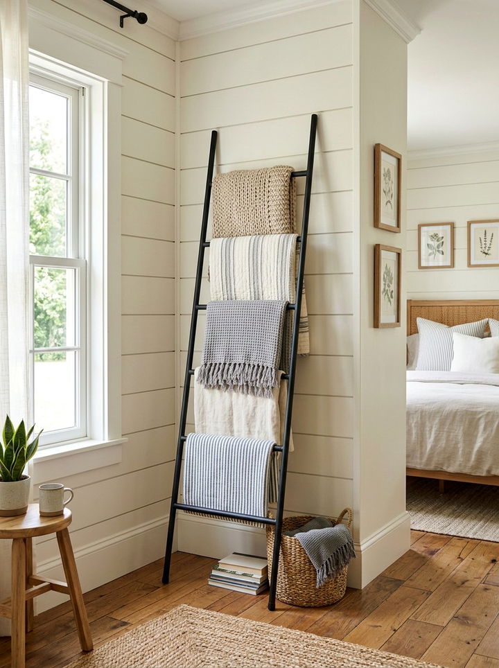 Black blanket ladder farmhouse bedroom - 30 farmhouse black bedroom ideas