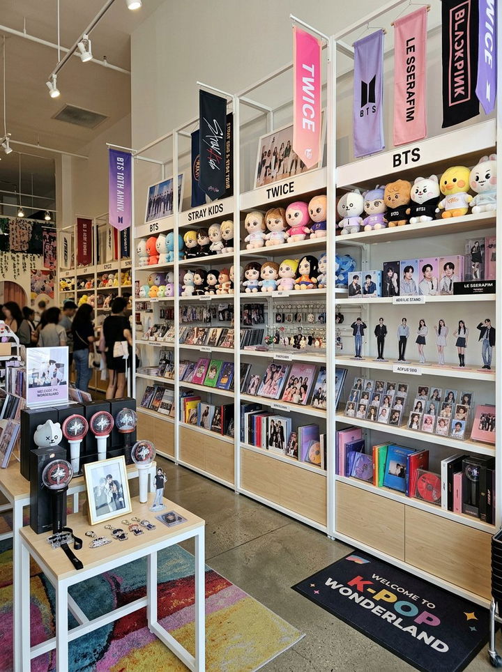 Kpop Merchandise Corner - 30 K-pop bedroom ideas