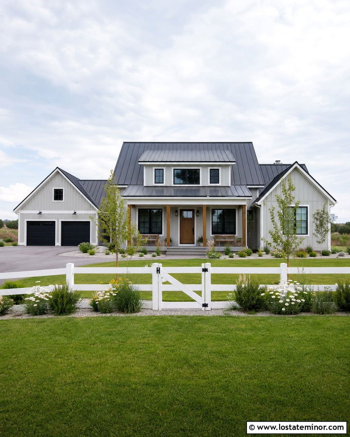 Dove Grey House With Farmhouse Rail Fence - 30 Dove Grey House Design With Fence Ideas