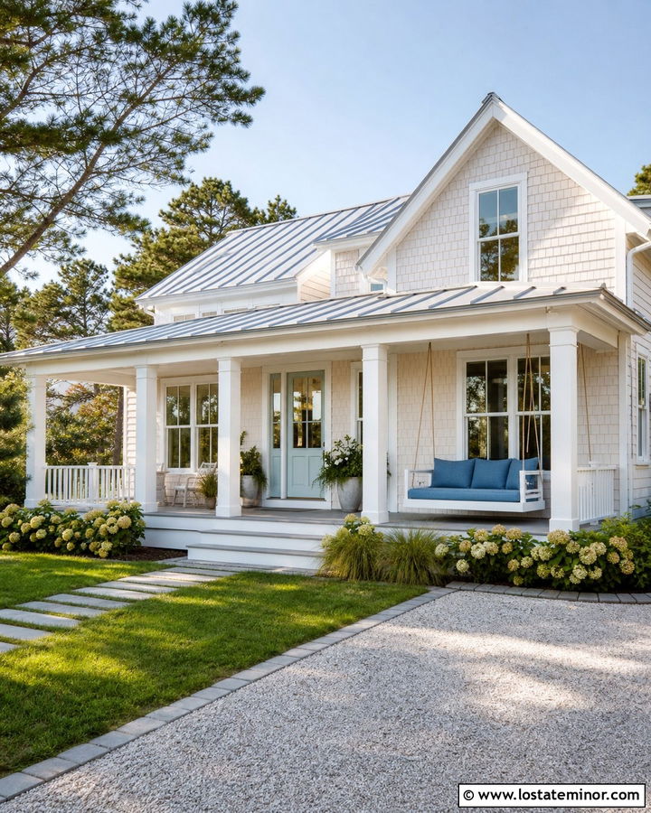 Off White Coastal House With Blue Daybed - 30 Off White House Design With Daybed Ideas
