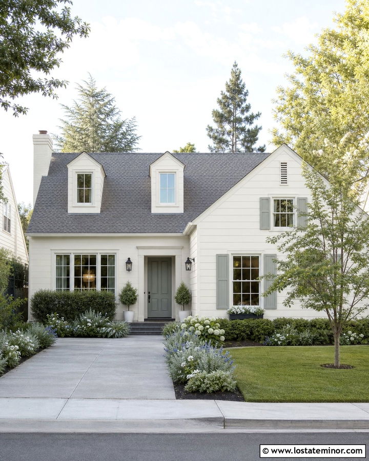 Off White House With Driveway Garden Border - 30 Off White House Design With Driveway Ideas