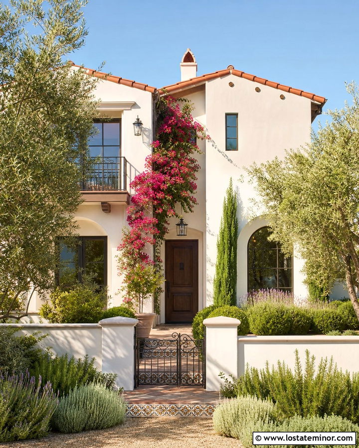 Off White Spanish House With Courtyard Landscaping - 30 Off White House Design With Landscaping Ideas