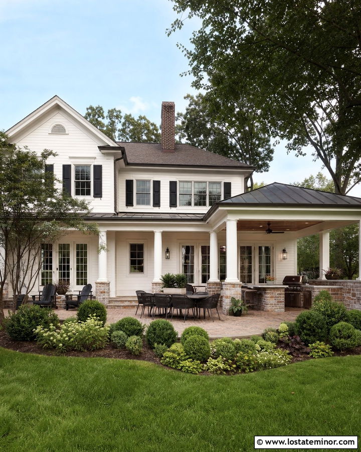 Off White Traditional House With Outdoor Kitchen - 30 Off White House Design With Backyard Ideas