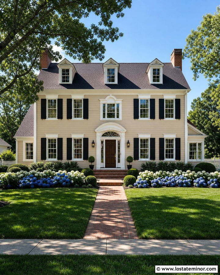 Sand House With White Trim And Hydrangeas - 30 Sand House Design With Landscaping Ideas