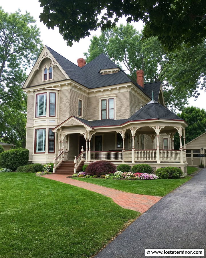 Warm Stone Victorian House With Two Tone Deck - 30 Beige House Design With Deck Ideas