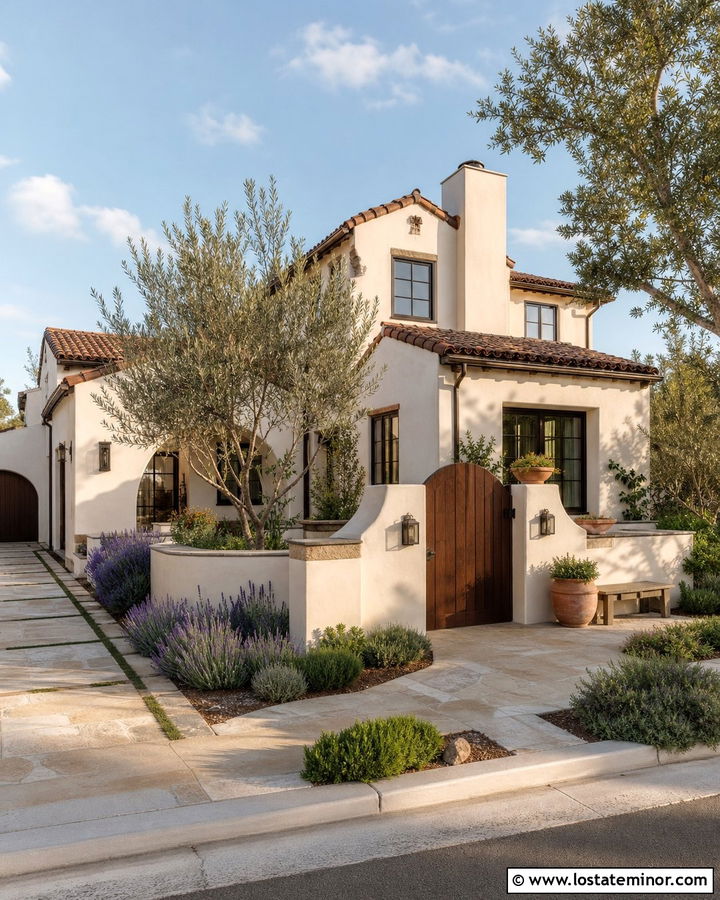 Warm White House With Front Courtyard - 30 Warm White House Design With Front Yard Ideas