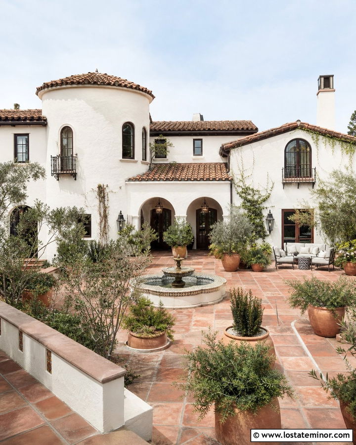 Warm White Spanish House With Courtyard - 30 Warm White House Design With Backyard Ideas