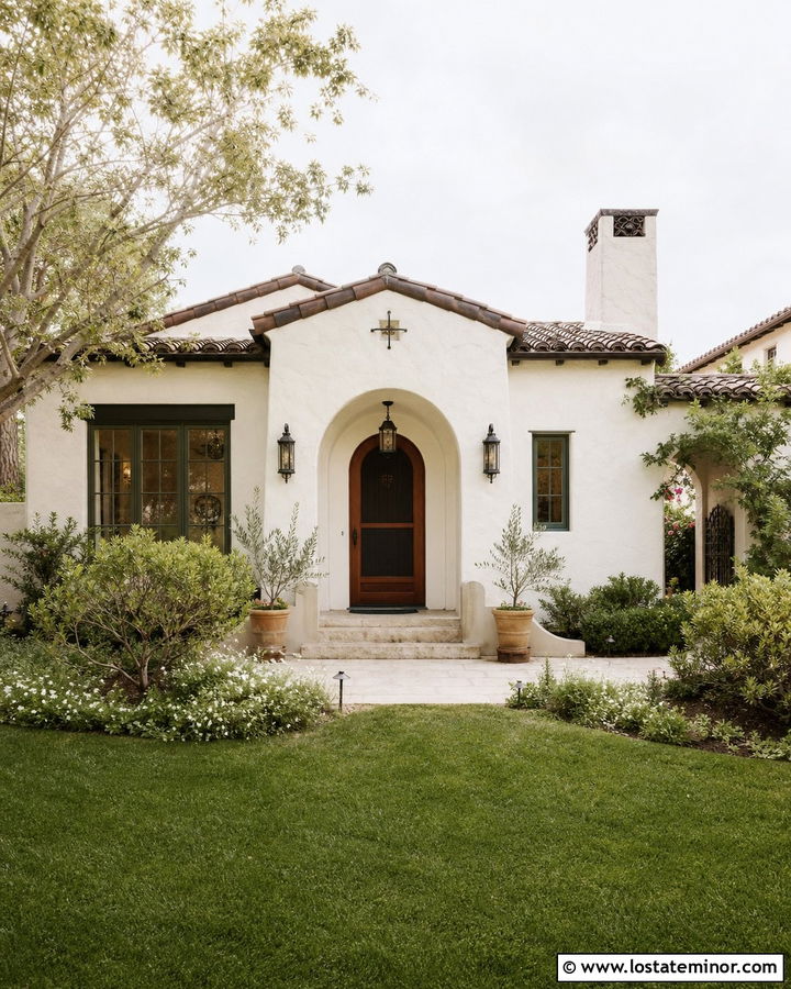 White House With Arched Wood Screen Door - 30 White House Design With Screen Door Ideas